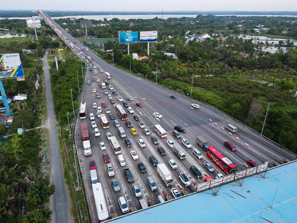 This image shows vehicles crowding the Long Phuoc Toll Collection Station in District 9, Ho Chi Minh City on May 2, 2021. Photo: T.T.D. / Tuoi Tre