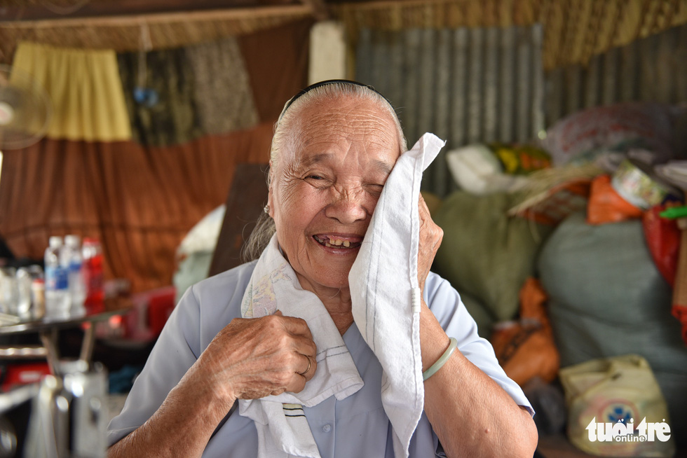 Grandma Tu smiles when saying she feels happy knowing that her blankets are delivered to people in need. – Photo: Ngoc Phuong/Tuoi Tre