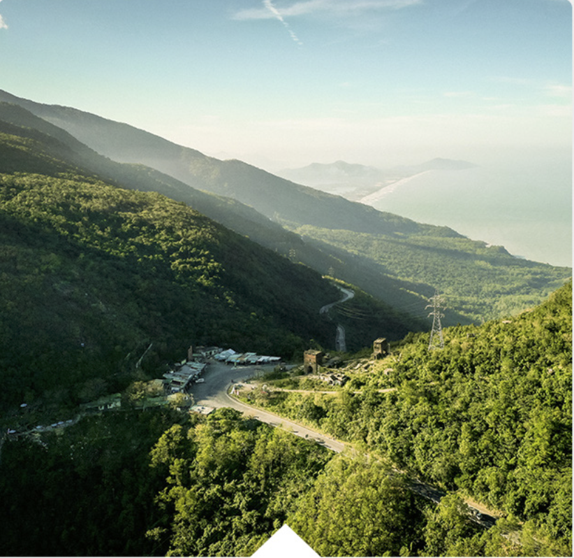 Lang Co Aaea can be seen from Hai Van Gate on the top of Hai Van Pass. – Photo: Tan Luc/Tuoi Tre