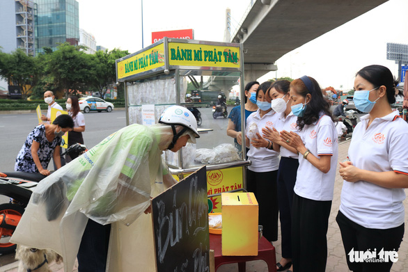 Phat Tam’s bread truck on the corner of Dien Bien Phu Street near the Saigon Bridge serves free sandwiches from 6:00 am from Monday to Saturday. Photo: Hoang An / Tuoi Tre