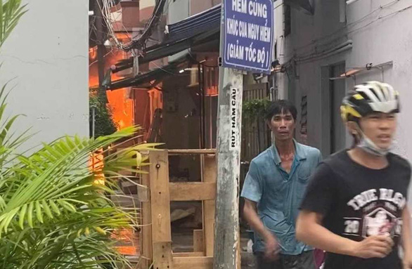 This image shows the flame breaking out at a house in a deep alley on Lac Long Quan Street, District 11, Ho Chi Minh City on late afternoon of May 7, 2021. Photo: M.H. / Tuoi Tre