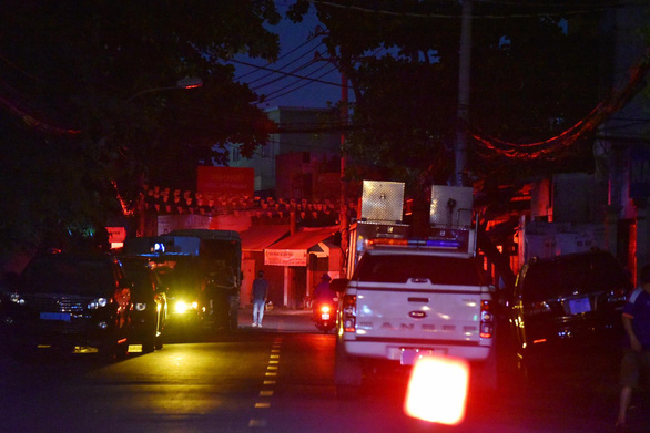 Vehicles of agencies concerned are seen outside the fire area. Photo: Ngoc Phuong / Tuoi Tre