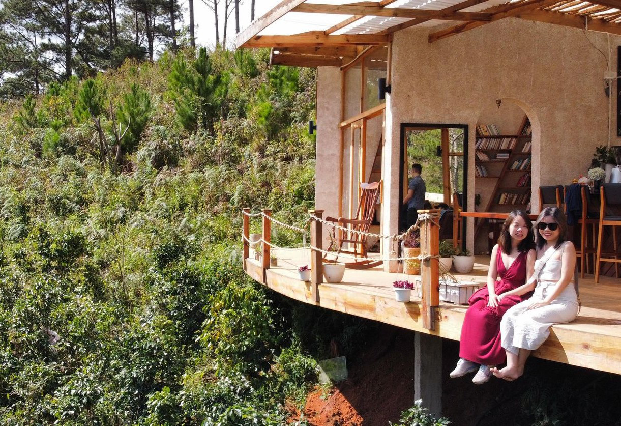 Ngo Thuy Ngoc Tu (left) and her younger sister are seen during a trip together in this provided photo.
