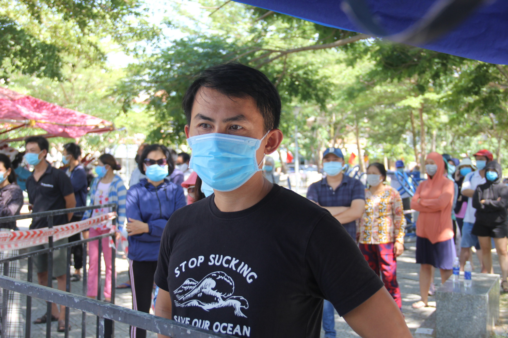 A man waits for his turn to be tested for COVID-19 testing in Da Nang City, May 18, 2021. Photo: Truong Trung / Tuoi Tre