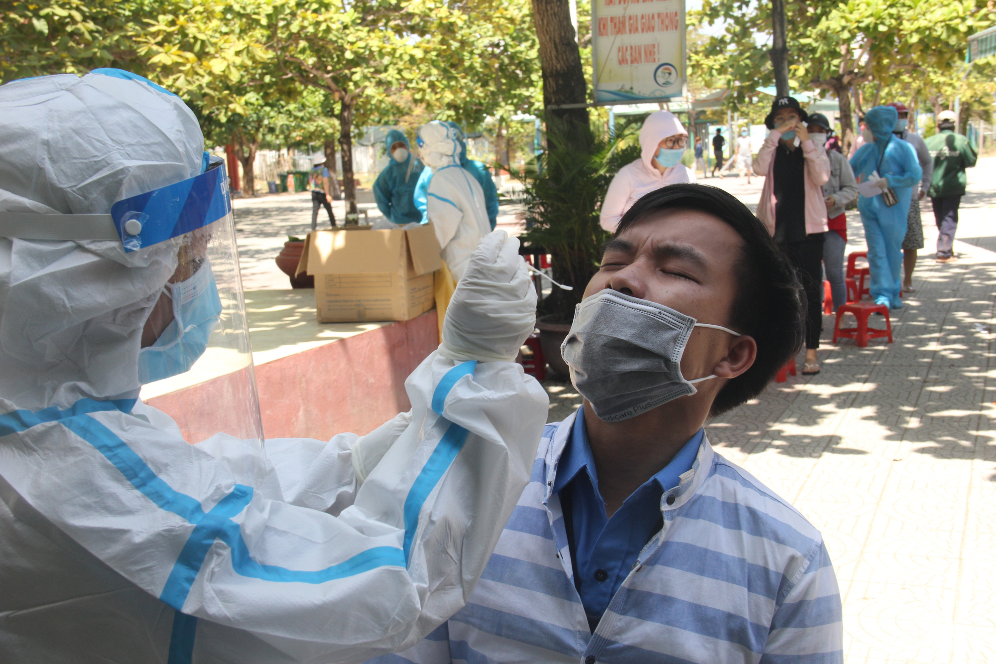 A man has his samples collected for COVID-19 testing in Da Nang City, May 18, 2021. Photo: Truong Trung / Tuoi Tre