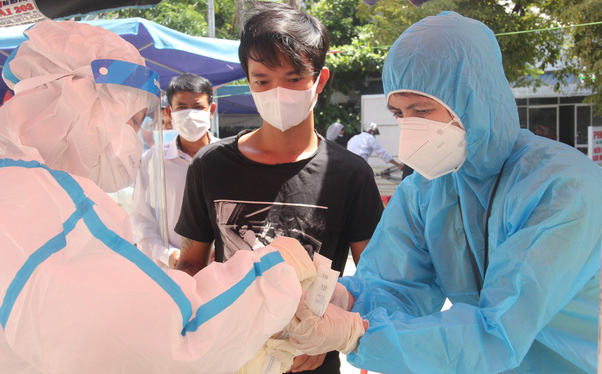 Health workers prepare for COVID-19 tests in Da Nang City, May 18, 2021. Photo: Truong Trung / Tuoi Tre