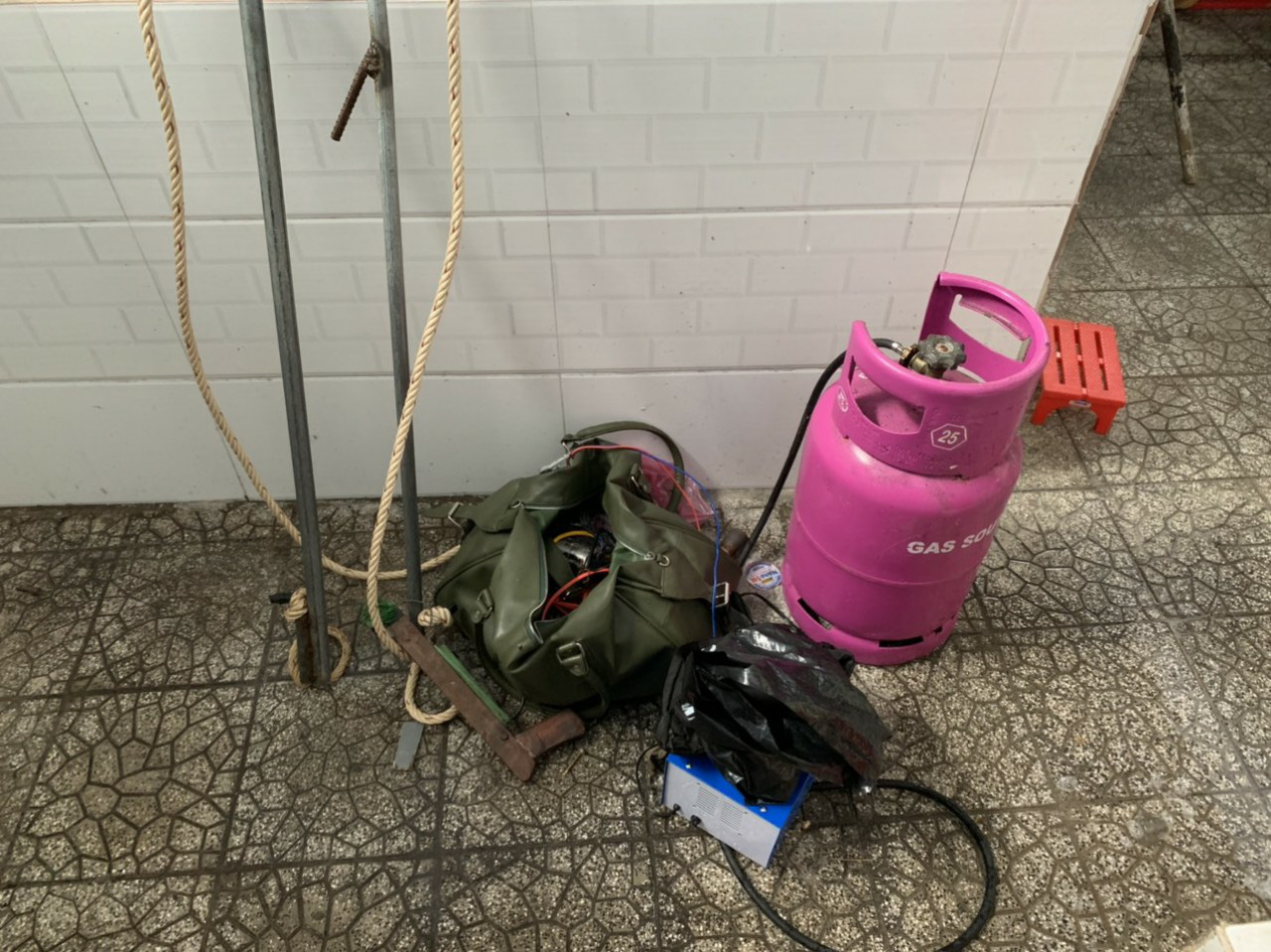 Tools that a dognapping group used are pictured at the police station in An Thoi Ward in Phu Quoc City, Kien Giang Province, Vietnam, June 15, 2021. Photo: Duy Khanh / Tuoi Tre