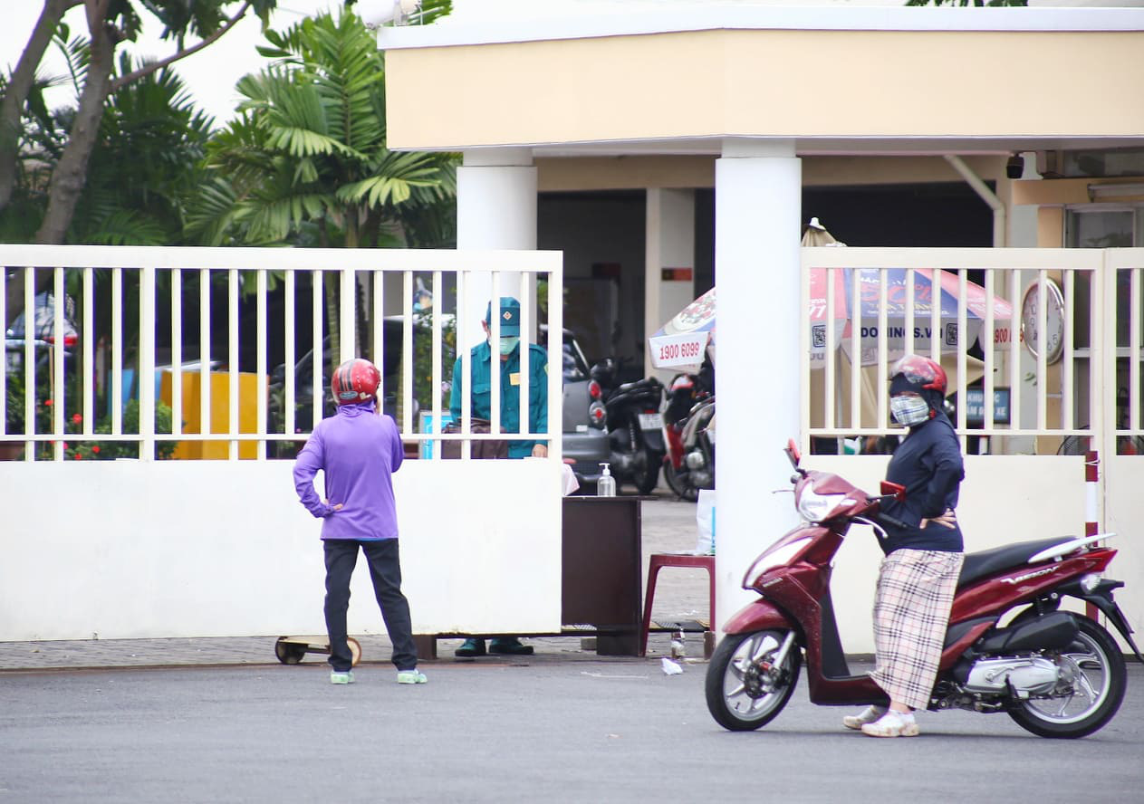 People are restricted from entering the headquarters of the People’s Committee in District 7, Ho Chi Minh City, June 17, 2021. Photo: Nhat Thinh / Tuoi Tre