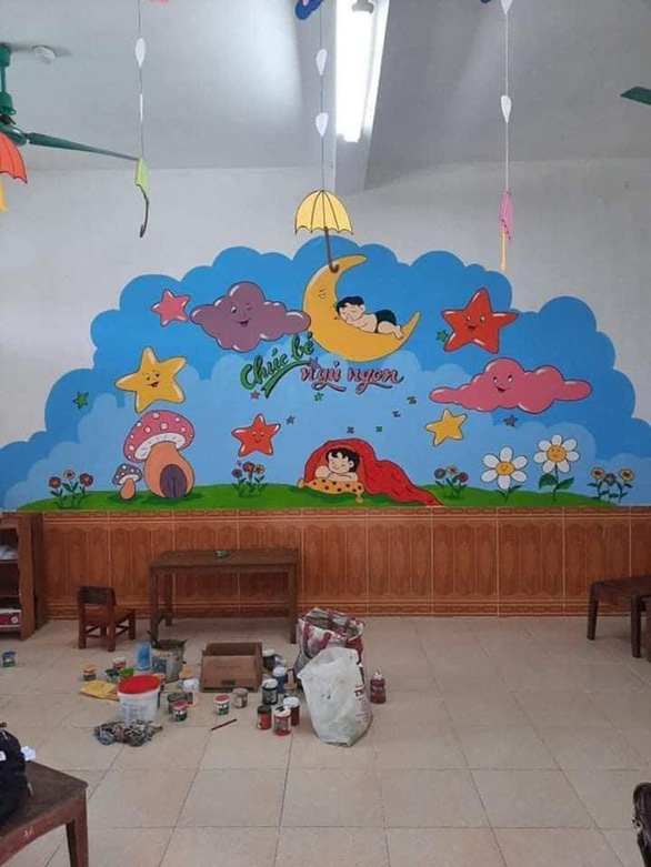 A wall is turned into a mural thanks to Le Duy Loi. Photo: Binh An / Tuoi Tre