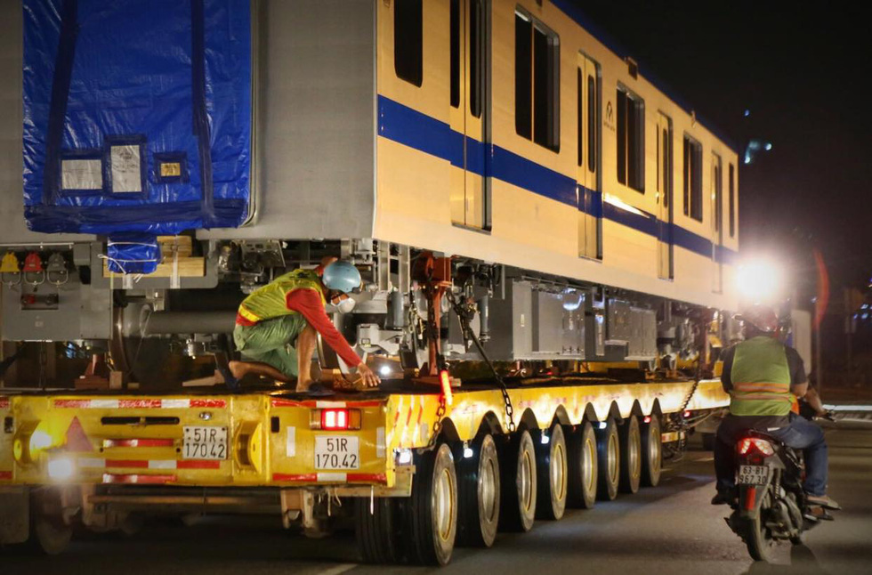 A longer and heavier vehicle carries a carriage of the fourth train for Ho Chi Minh City’s metro line No. 1 to the Long Binh Depot in Thu Duc City, June 21, 2021. Photo: Nhat Thinh / Tuoi Tre