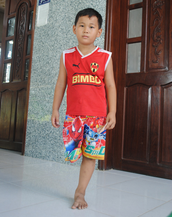 The boy moves around briskly despite his physical disability. Photo: Thanh Nhon / Tuoi Tre