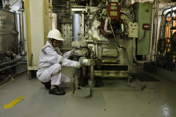 Hoai Thuong operates an oven to fire garbage on the ship. Photo: THY HUE / Tuoi Tre