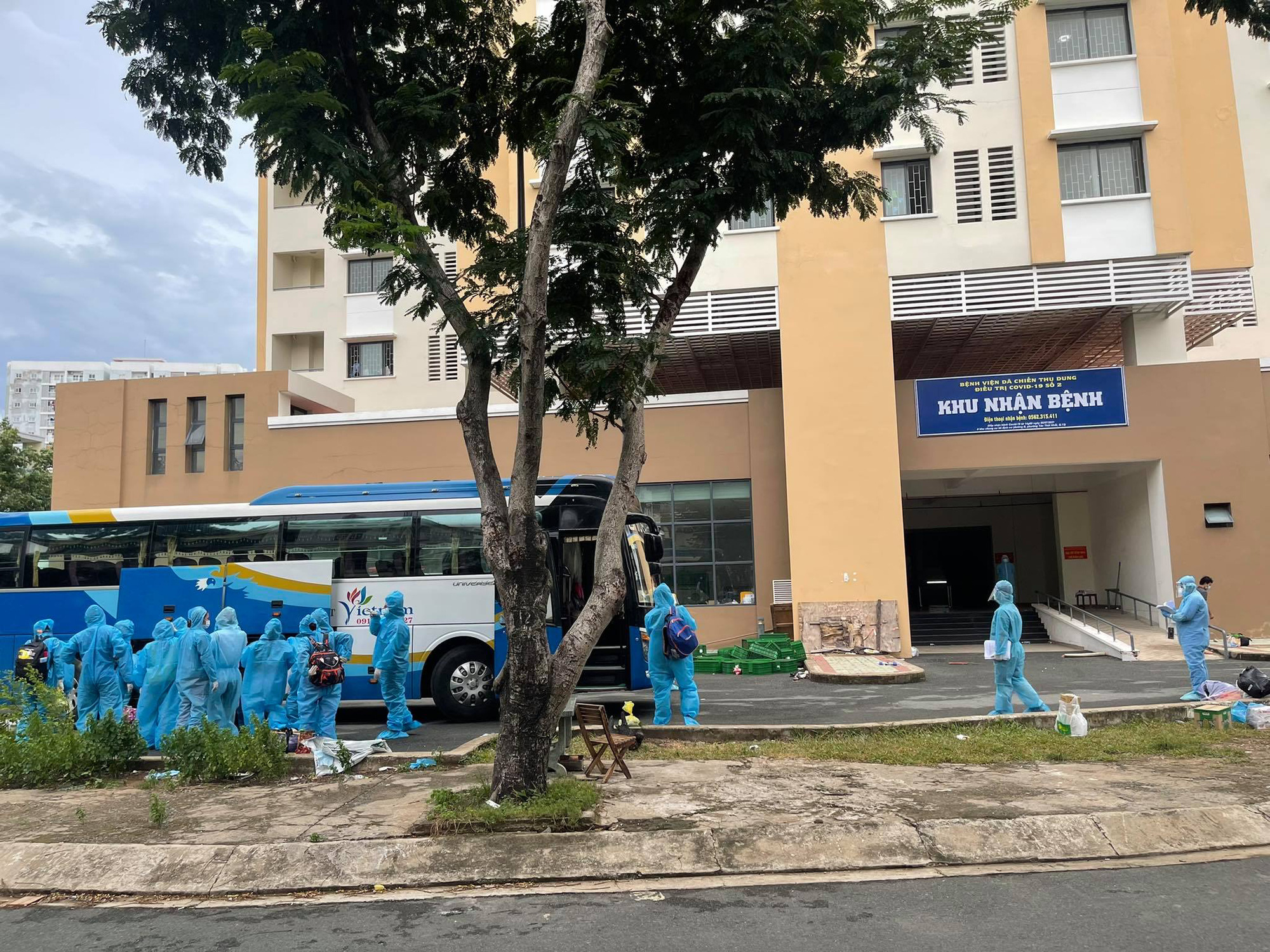 A group of patients is brought to the COVID-19 treatment hospital in District 12, Ho Chi Minh, July 6, 2021. Photo: Hoang Loc / Tuoi Tre