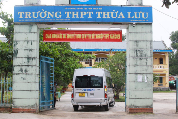 A bus carries students in lockdown areas of Thua Thien-Hue Province to a venue for the national high school exam in Thua Luu High School, July 7, 2021. Photo: Phuoc Tuan / Tuoi Tre