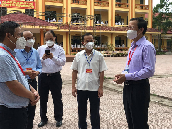 Pham Ngoc Thuong (right), Vietnam’s deputy minister of Education and Training, visits an exam venue in the northern Bac Giang Province, July 7, 2021. PhotoL Vinh Ha / Tuoi Tre