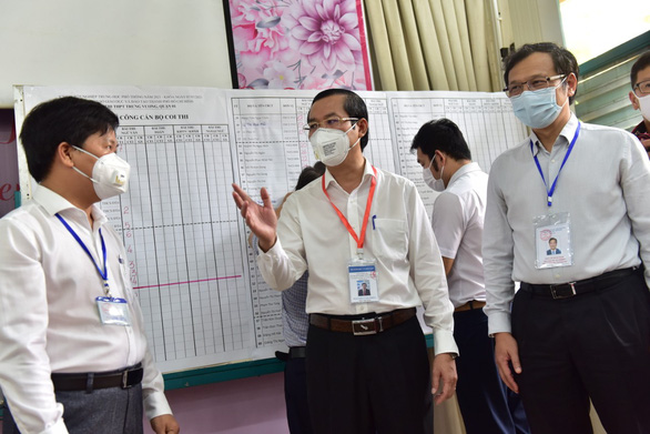 Nguyen Van Phuc (middle), deputy minister of Education and Training, visits an exam venue in Trung Vuong High School, District 1, Ho Chi Minh City, July 7, 2021. Photo: Duyen Phan / Tuoi Tre