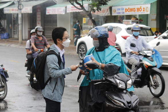 A student and his parent on the way to a venue of the national high school graduation exam in Can Tho City, July 7, 2021. Photo: Chi Cong / Tuoi Tre