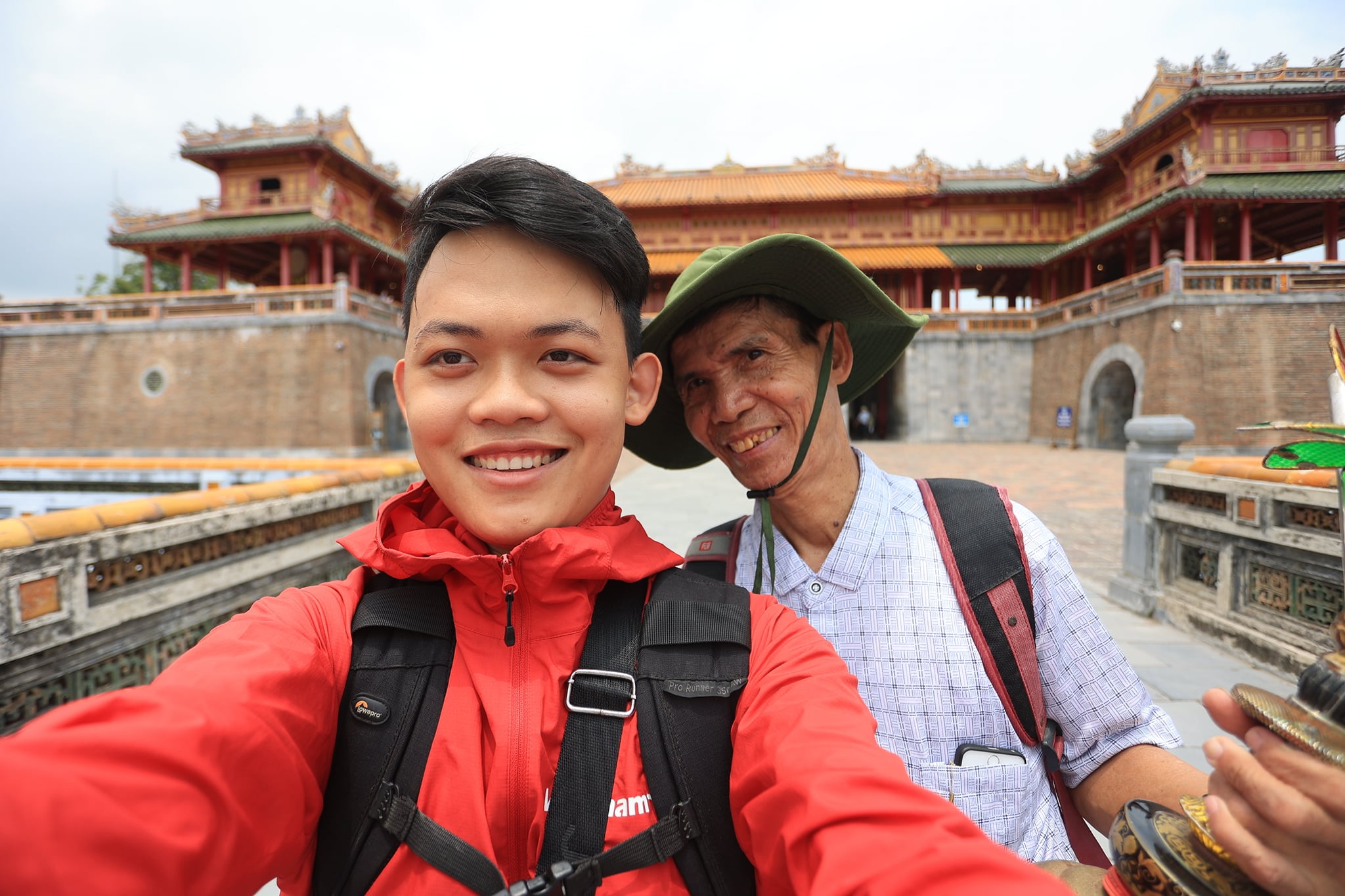 Chu Dinh Hoa (R) and Hoang Tien Dat take a selfie while visiting Hue in April 2021. Photo: Hoang Tien Dat