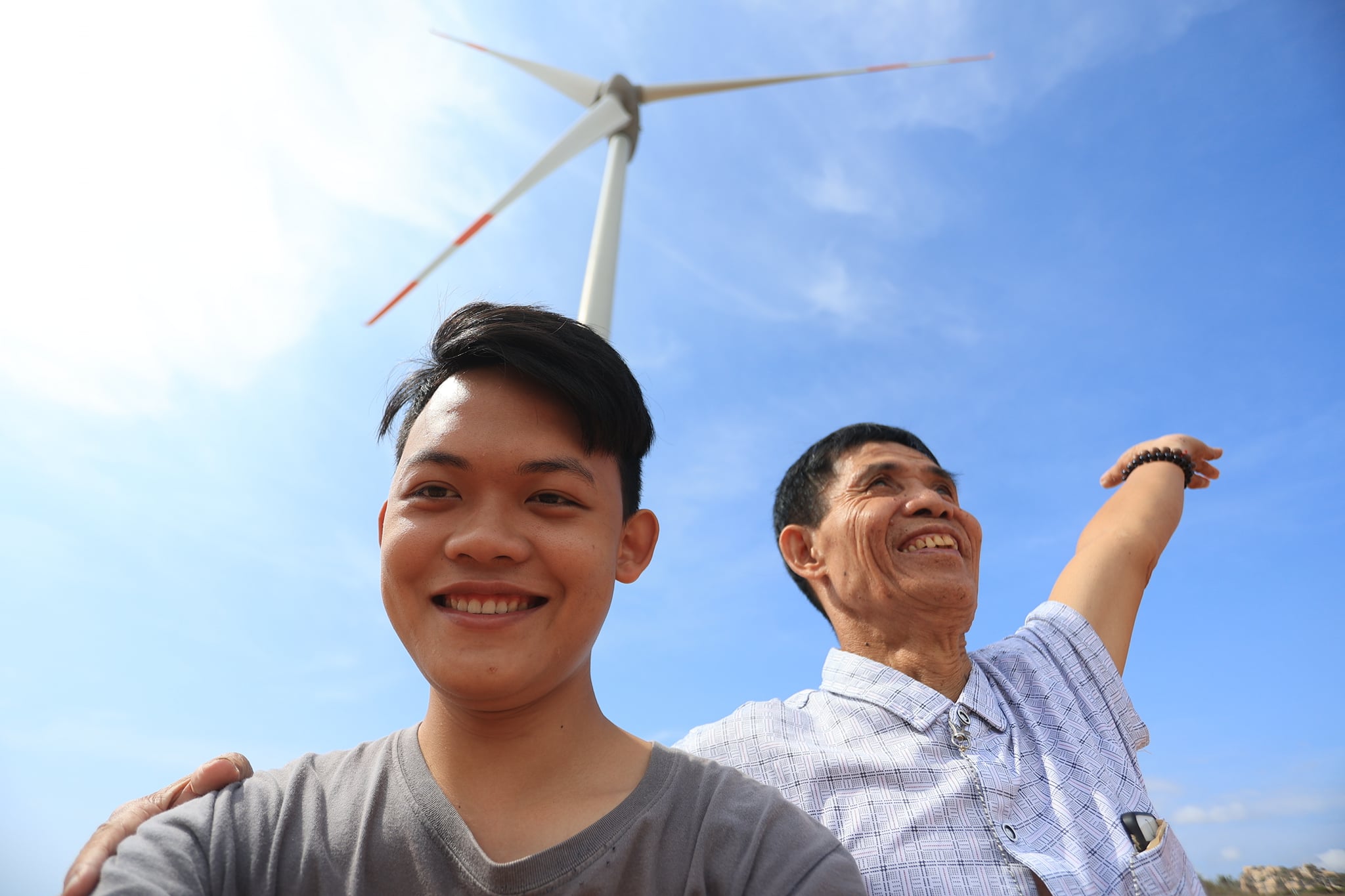 Chu Dinh Hoa (R) and Hoang Tien Dat take a selfie while visiting the central province of Ninh Thuan in April 2021. Photo: Hoang Tien Dat