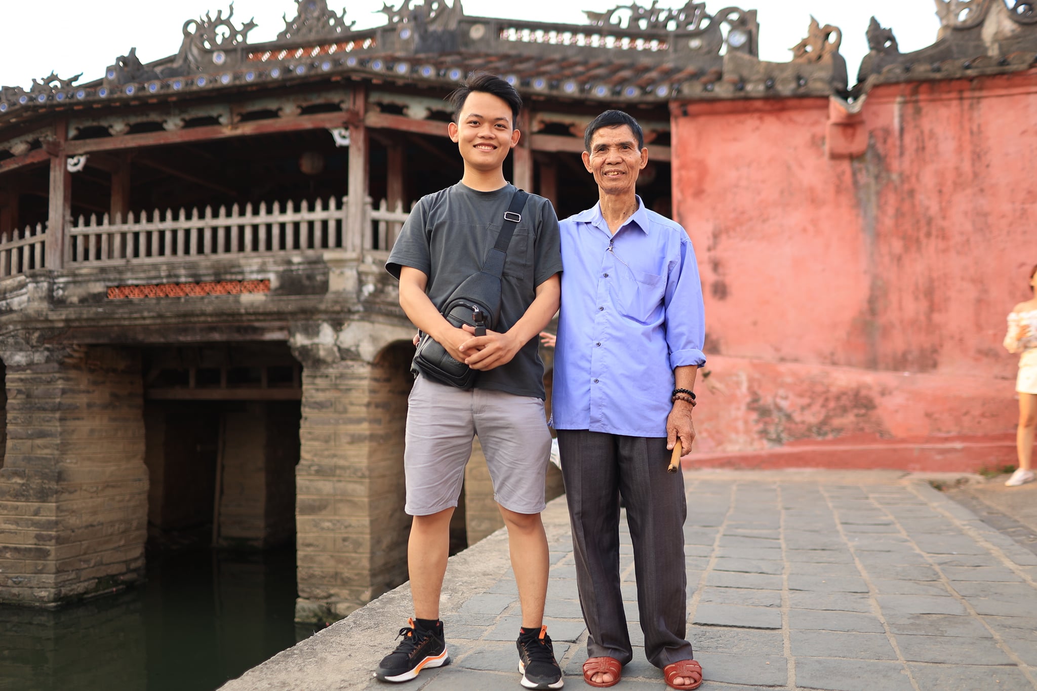 Chu Dinh Hoa (R) and Hoang Tien Dat pose for a photo while visiting Hoi An in April 2021. Photo provided by Hoang Tien Dat