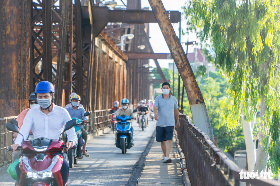 A man jogs on Long Bien Bridge of Hanoi, July 27, 2021. Photo: Pham Tuan / Tuoi Tre