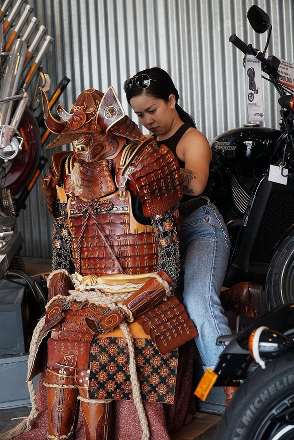 Besides leather products for bikes, Tran Thuy also designs leather armor suits for entertainment events and movies. Photo: Le Van / Tuoi Tre