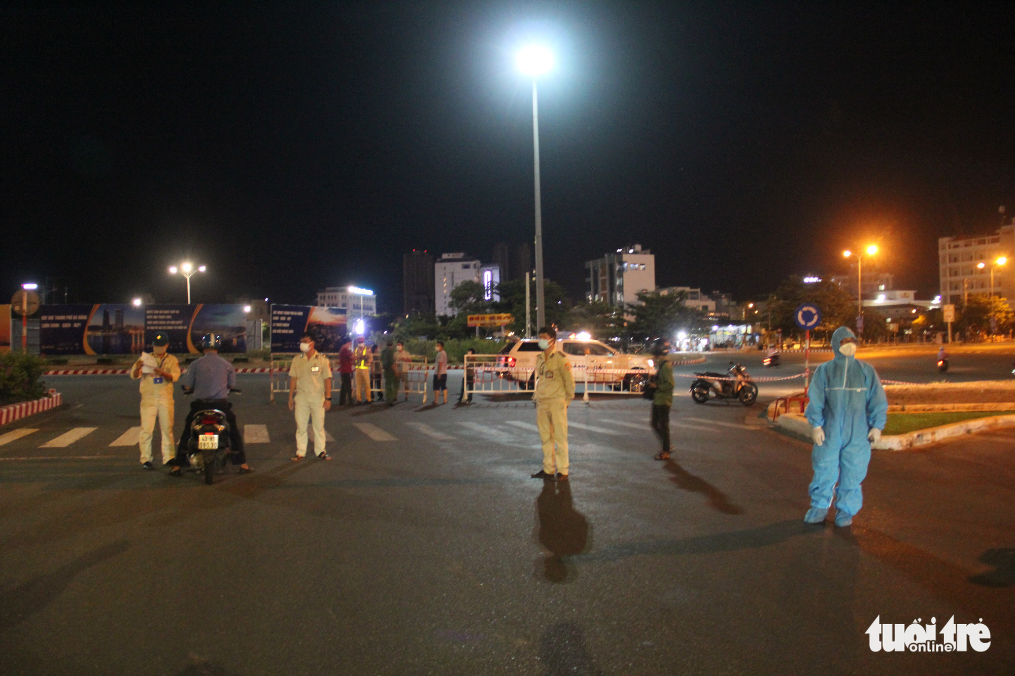 Officers establish a checkpoint on a street in Da Nang, July 31, 2021. Photo: Truong Trung / Tuoi Tre