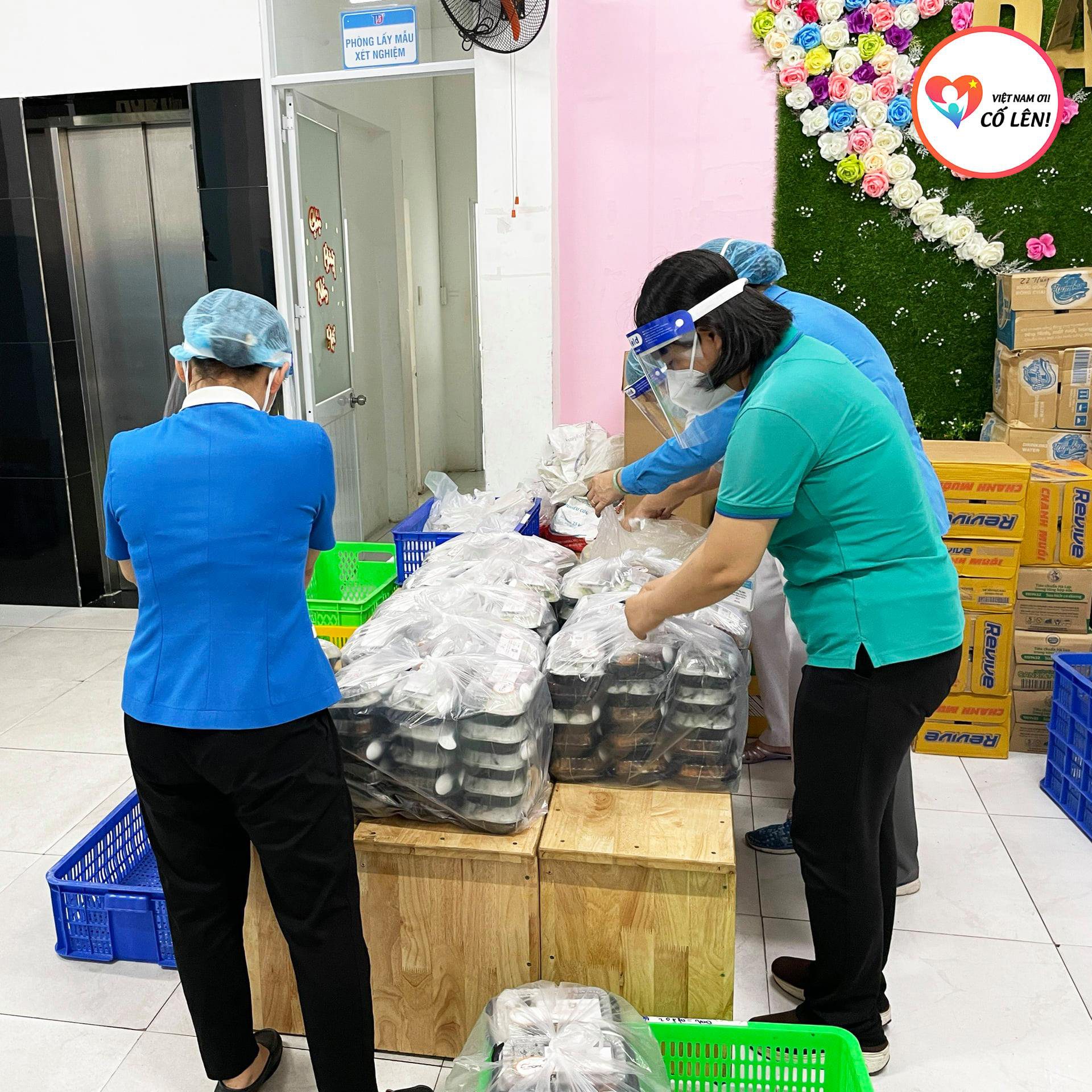 Packs of meals are ready to be carried to the unprivileged communities in Ho Chi Minh City. Photo: VNOCL