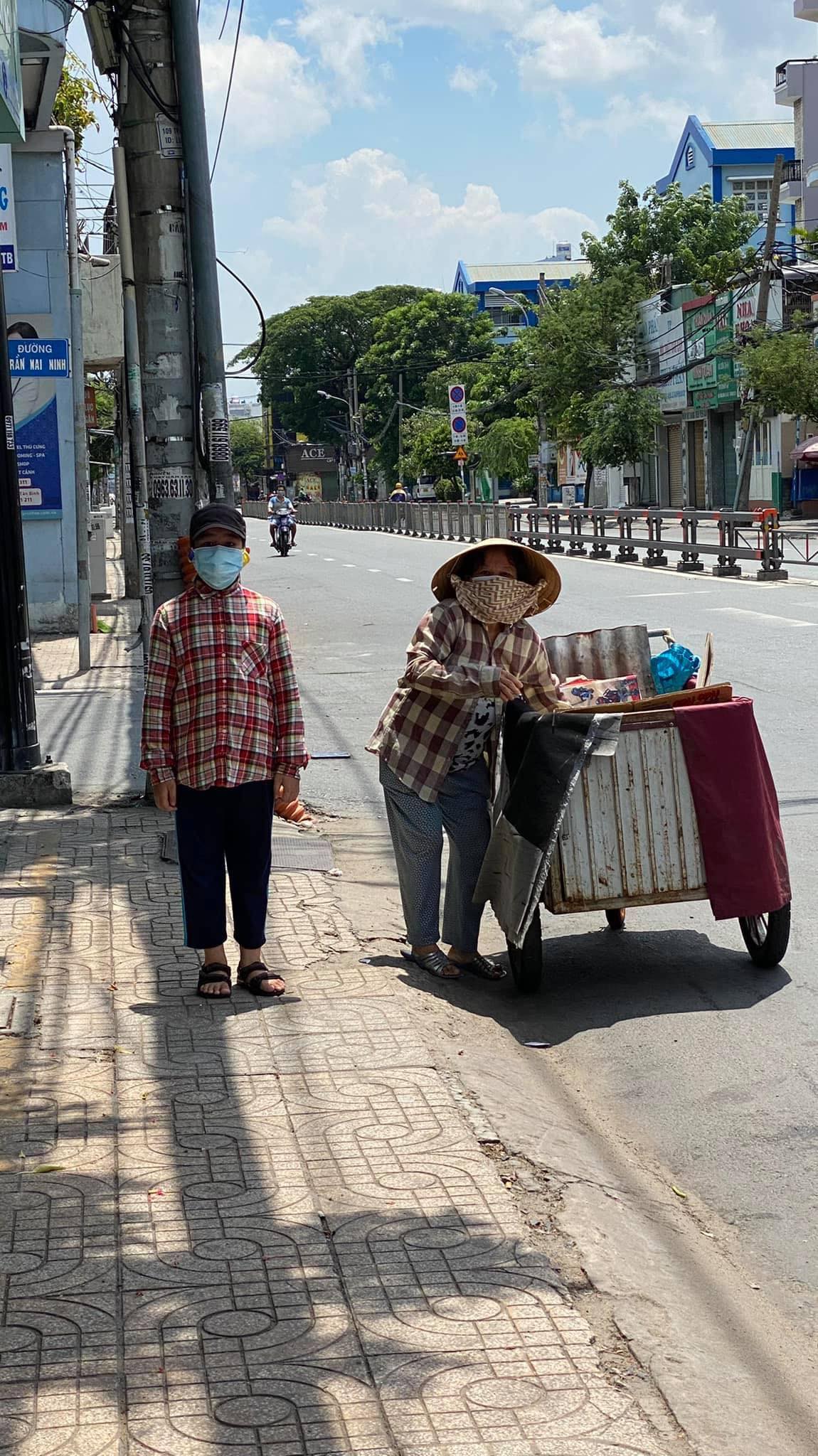 The image of a poor mother and her son pushing a cart collecting recyclable wastes on Saigon streets made Ngoc Anh and Jerome feel bad and they decide to do something at once to help the needy during the COVID-19 pandemic. Photo: Tran Ngoc Anh