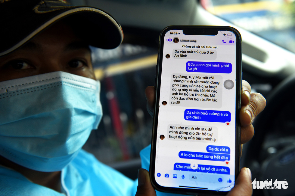 Huynh Quang Nhat Long shares some heart-warming messages from a man whose mother died from COVID-19 who wants to ask Long to donate a little money to help others. Photo: Duyen Phan / Tuoi Tre News