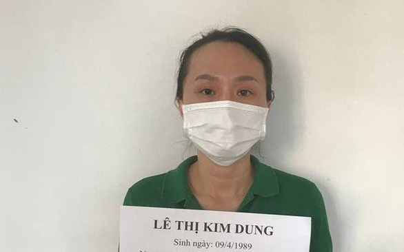 Le Thi Kim Dung is held by police for suspects of exploiting influences on officials to sell COVID-19 vaccination slots. Photo courtesy of the Ho CHi Minh City Department of Public Security.