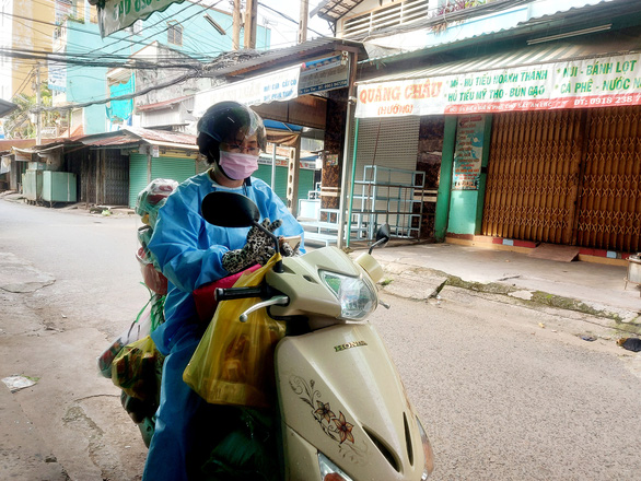 Lieu Thi My Uyen has been a “free shipper” for the last month with the aim of helping the deprived communities, a task she never feels tired of. Photo: Chi Cong / Tuoi Tre