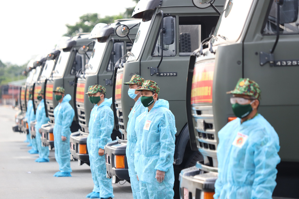 All the soldiers engaged in food transport wear protective clothes and follow other epidemic prevention measures. Photo: Chi Quoc / Tuoi Tre