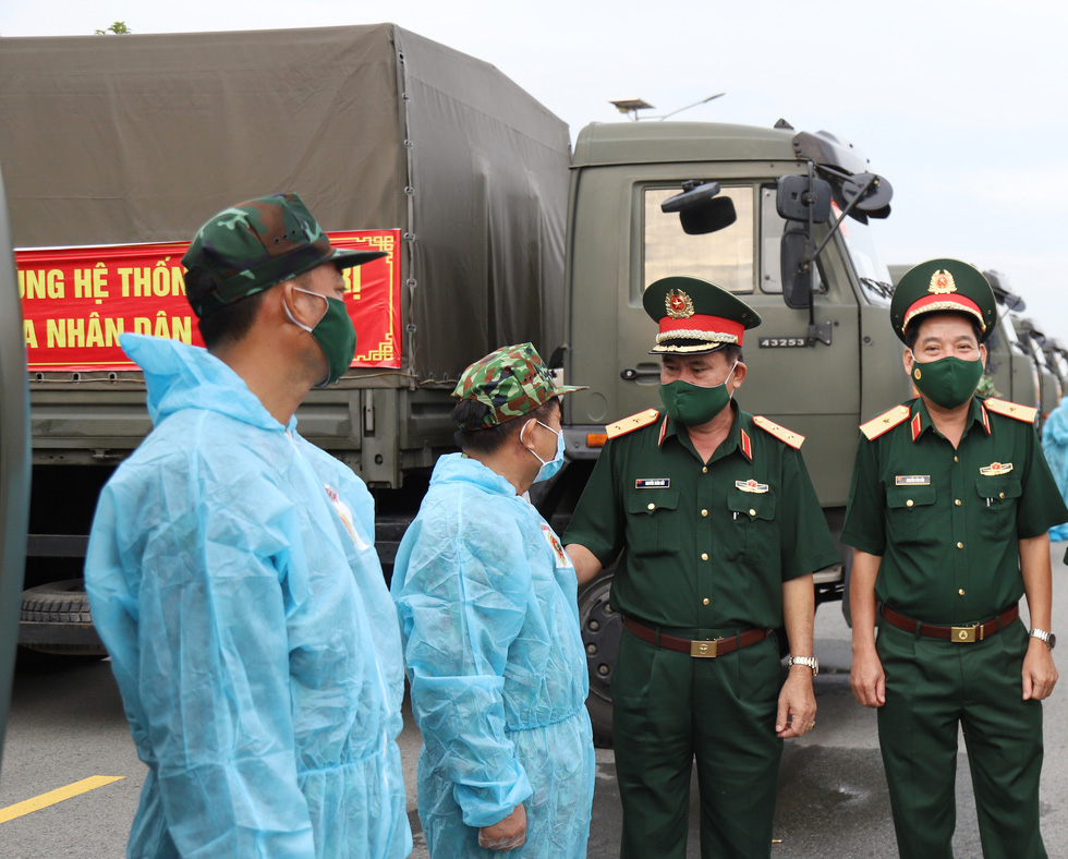 Lieutenant General Nguyen Xuan Dat, the 9th Military Region Commander, gives instructions to his inferiors before their departure for Ho Chi Minh City. Photo: Chi Quoc / Tuoi Tre