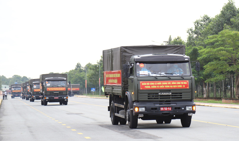 The convoy of military trucks is seen departing Can Tho for Ho Chi Minh City at 6:30 am on August 30, 2021. Photo: Chi Quoc / Tuoi Tre