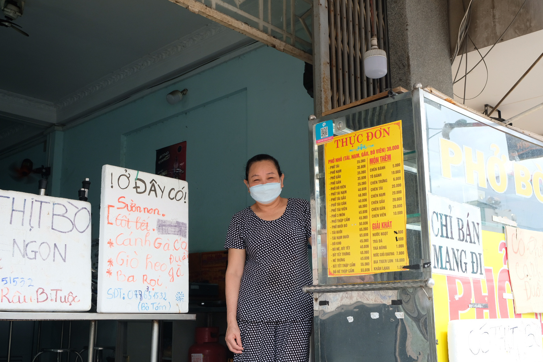 A vendor still sells raw beef instead of pho in Ho Chi Minh City, September 9, 2021. Photo: Bong Mai / Tuoi Tre