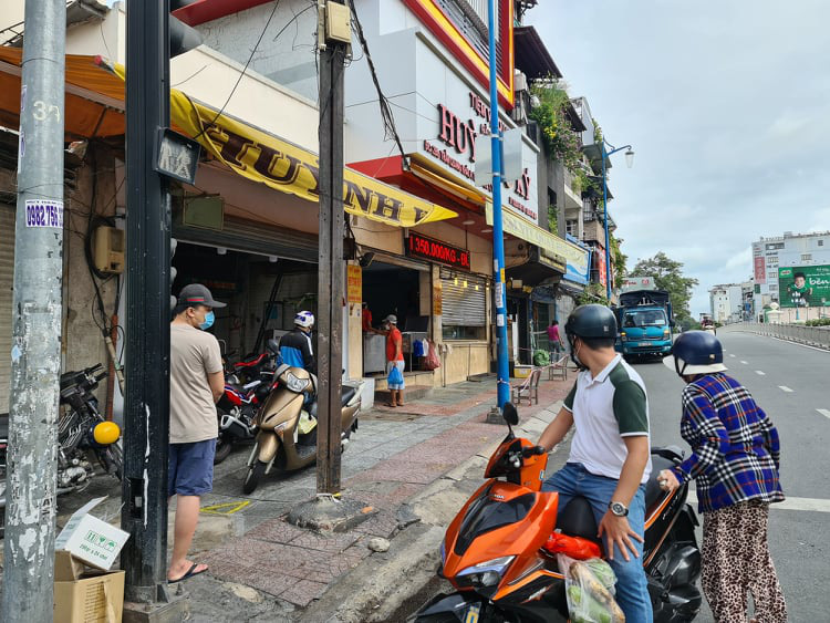 People buy roasted ducks at a shop in District 1, Ho Chi Minh City, September 9, 2021. Photo: N.Hien / Tuoi Tre