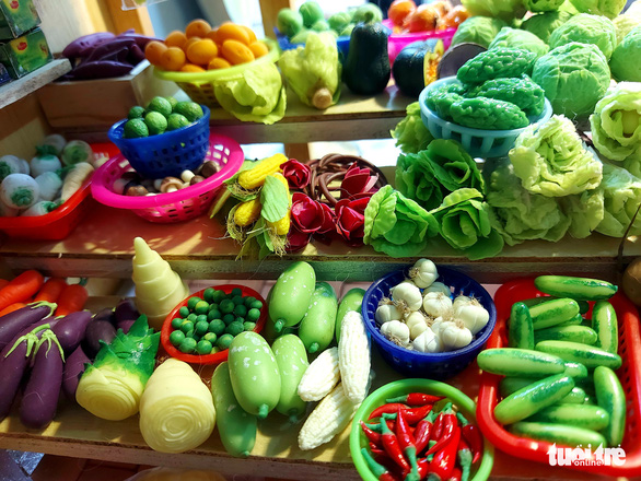 A miniature grocery stall made with clay by Pham Thuy Thanh Thao. Photo: Chi Cong / Tuoi Tre