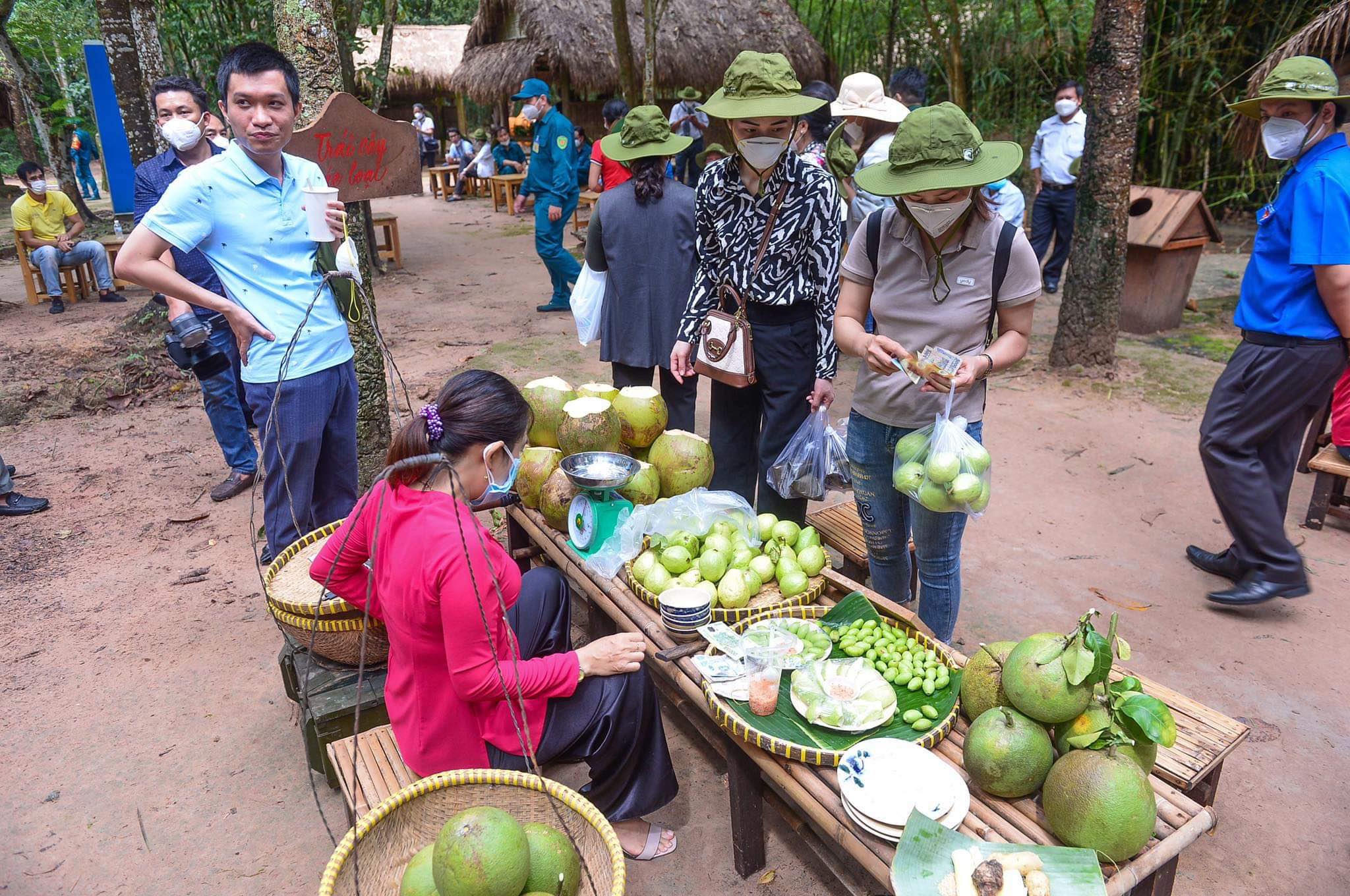 Visitors buy local fruits in Cu Chi District during a tour to pay tribute to medical workers from other localities that had come to assist Ho Chi Minh City in the fight against COVID-19 on September 19, 20201. Photo: Tuoi Tre