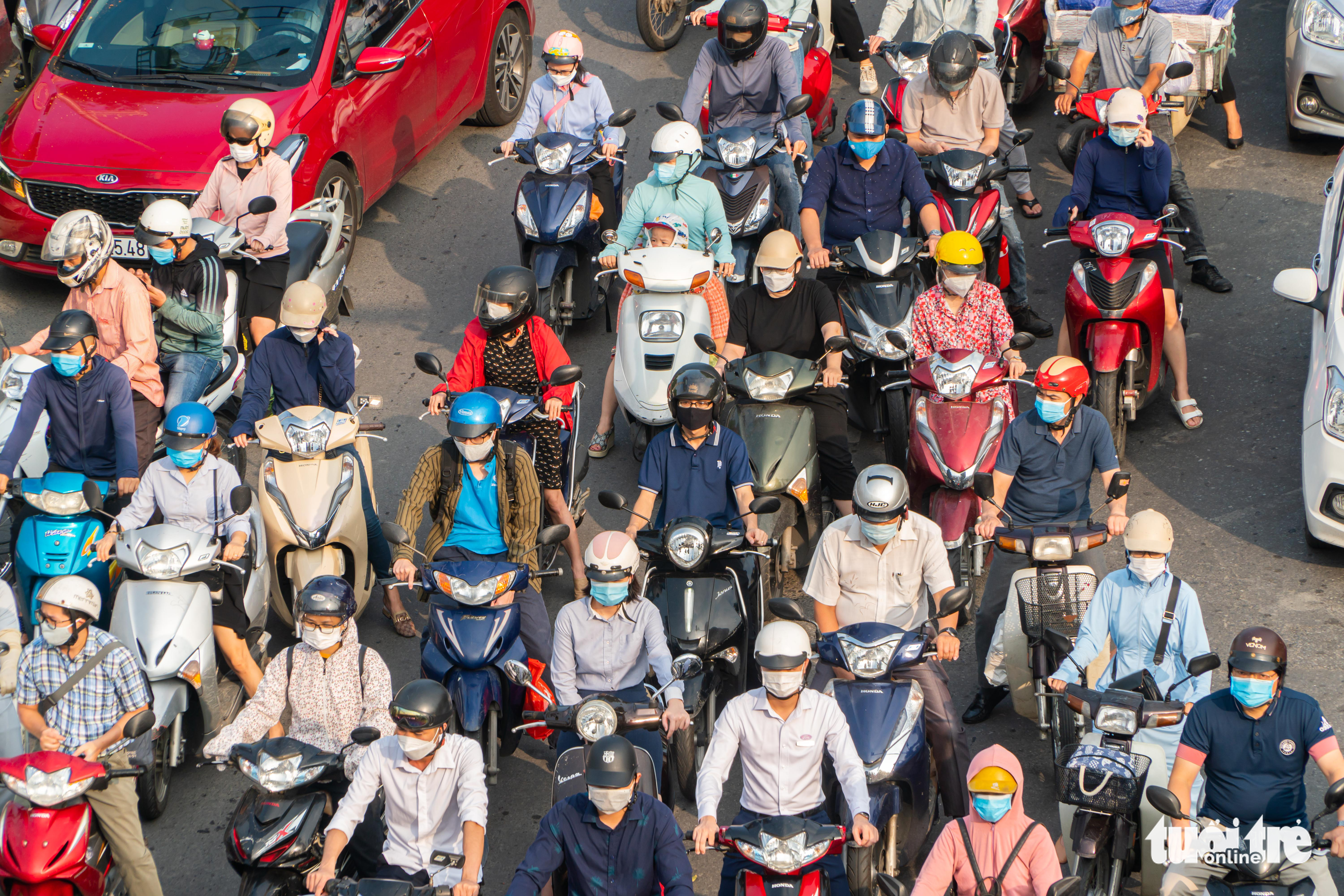Vehicles crowd Lang Street in Dong Da District, Hanoi, September 21, 2021. Photo: Tuoi Tre