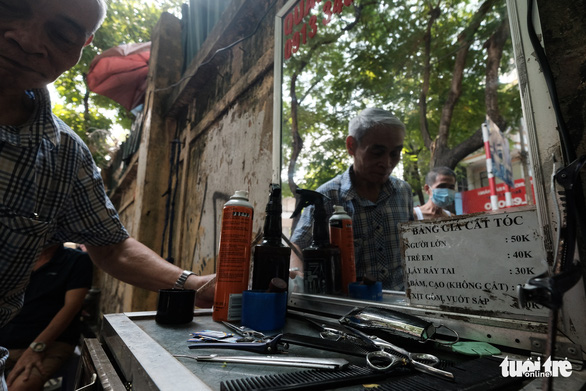 A street barber on Thai Thinh Street, Dong Da District, Hanoi, September 21, 2021. Photo: Mai Thuong / Tuoi Tre