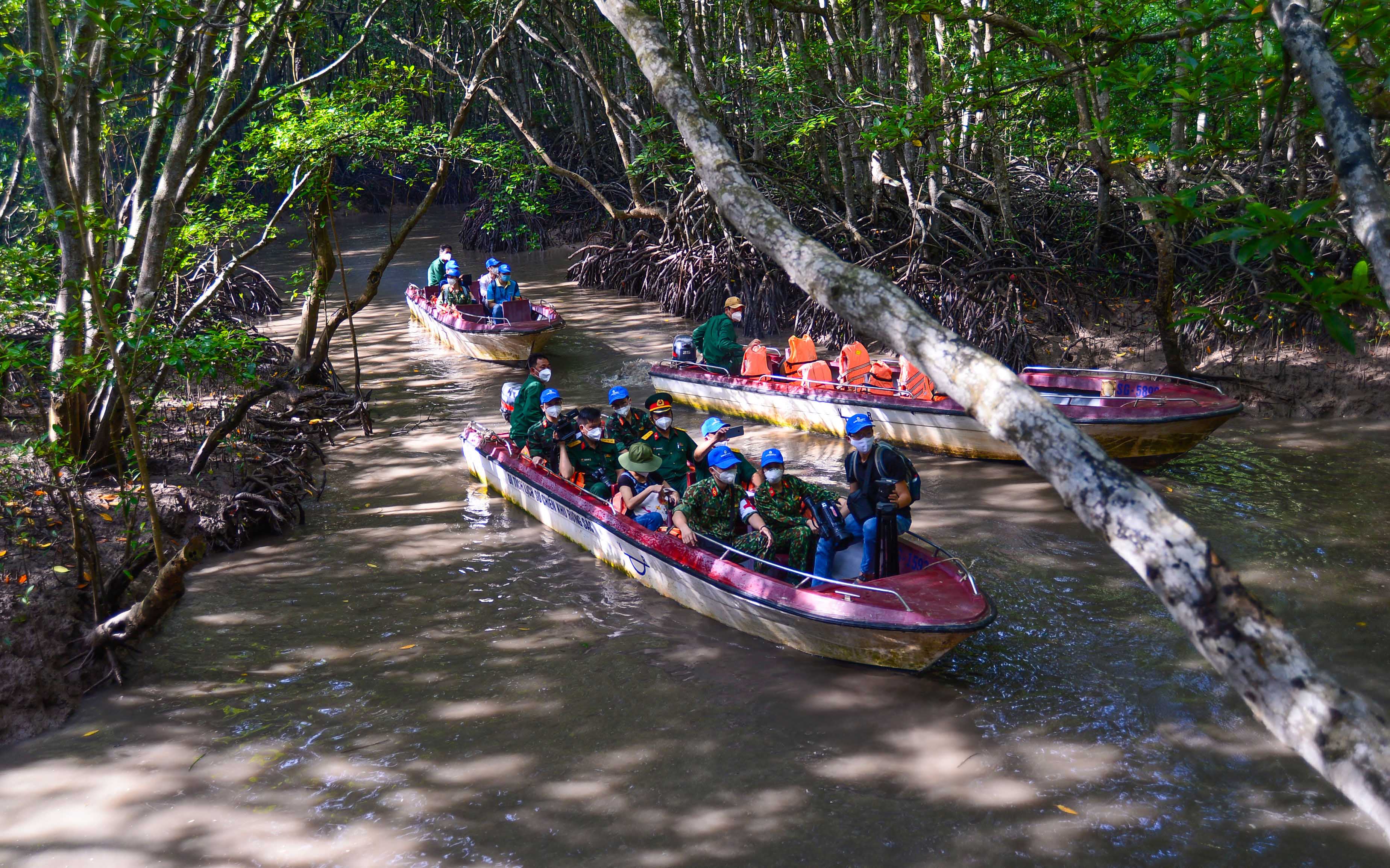 Frontline workers enjoy a tour to a forest in Can Gio District, Ho Chi Minh City, October 2, 2021. Photo: Quang Dinh / Tuoi Tre
