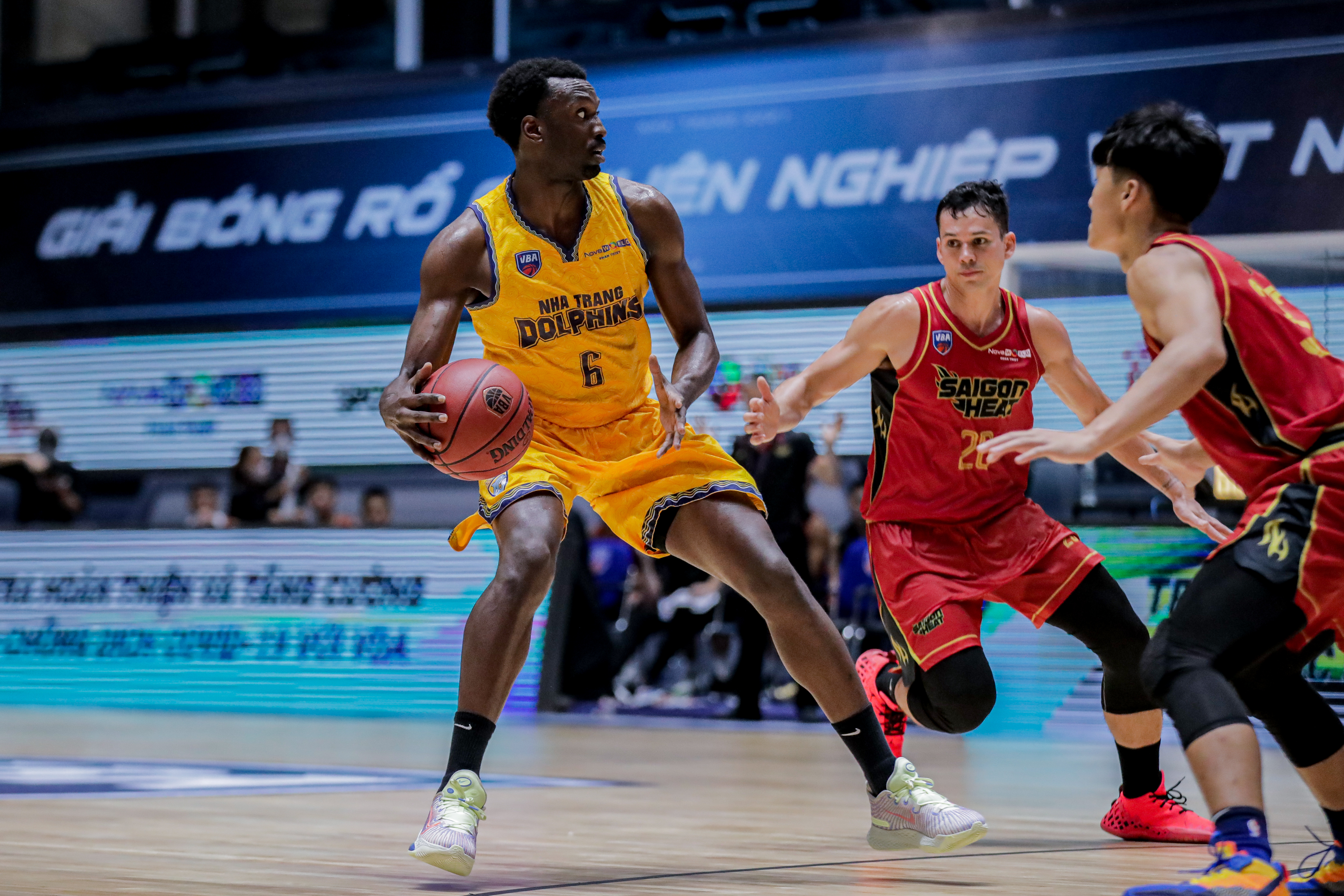Nha Trang Dolphins’ Christopher Galbreath (L). Photo: VBA