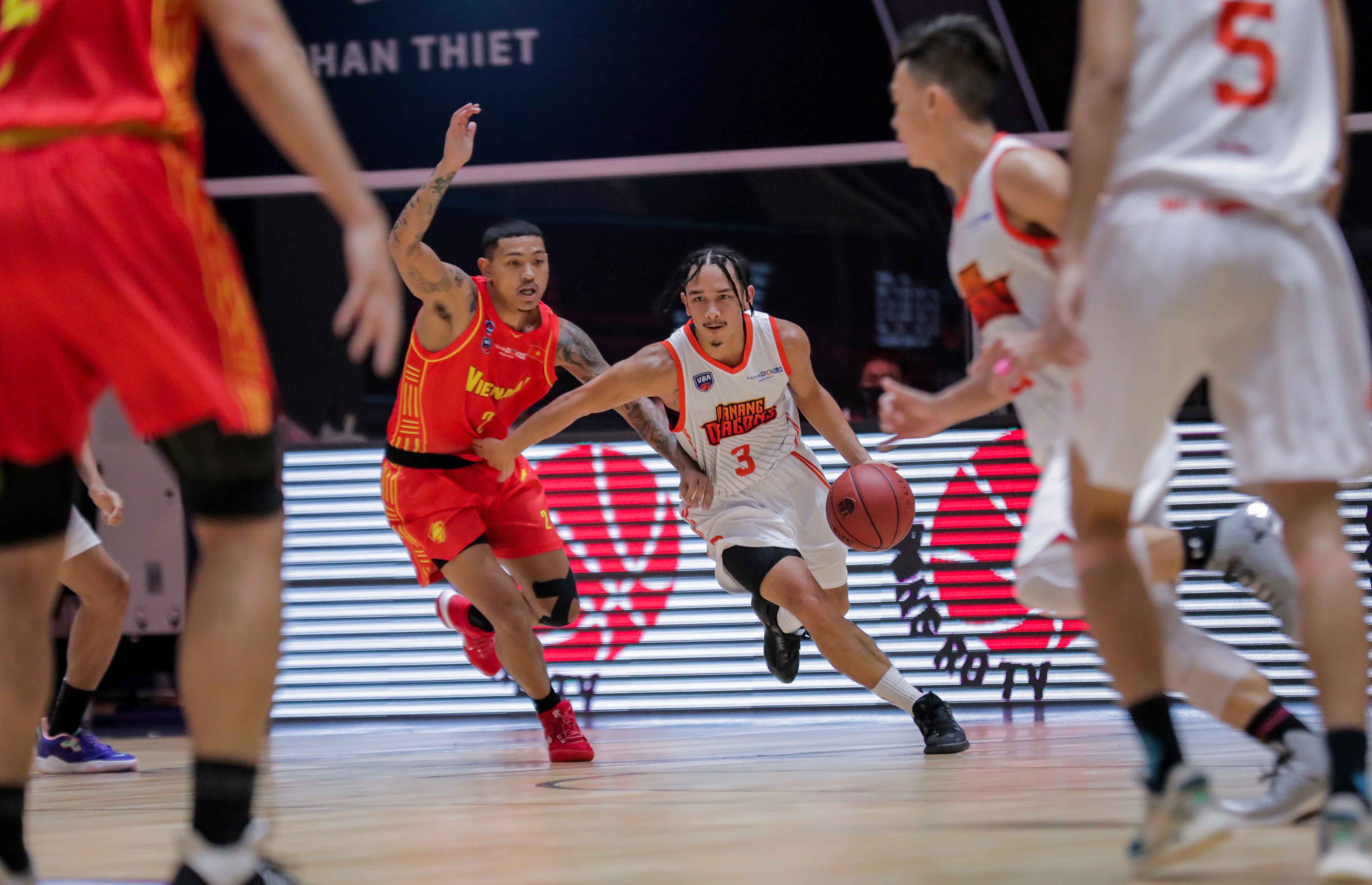 Michael Soy of the Danang Dragons scores the most points in the eighth game of the VBA Premier Bubble Games. Photo: VBA
