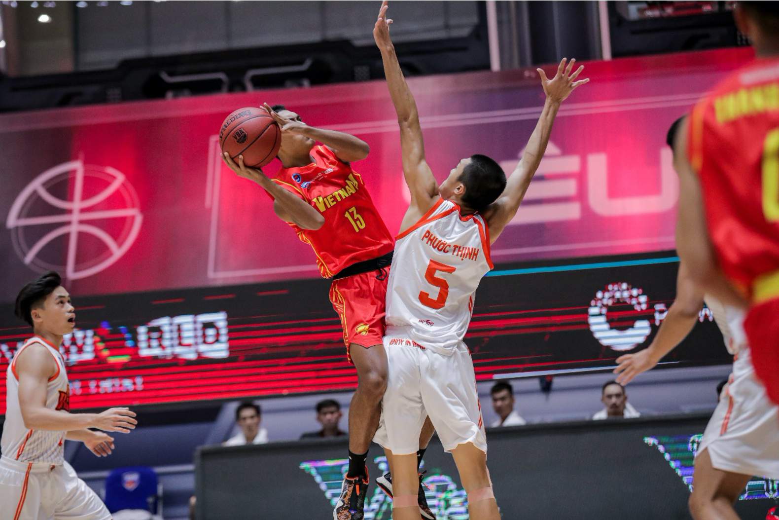 Mai Phuoc Thinh (R) of the Danang Dragons. Photo: VBA