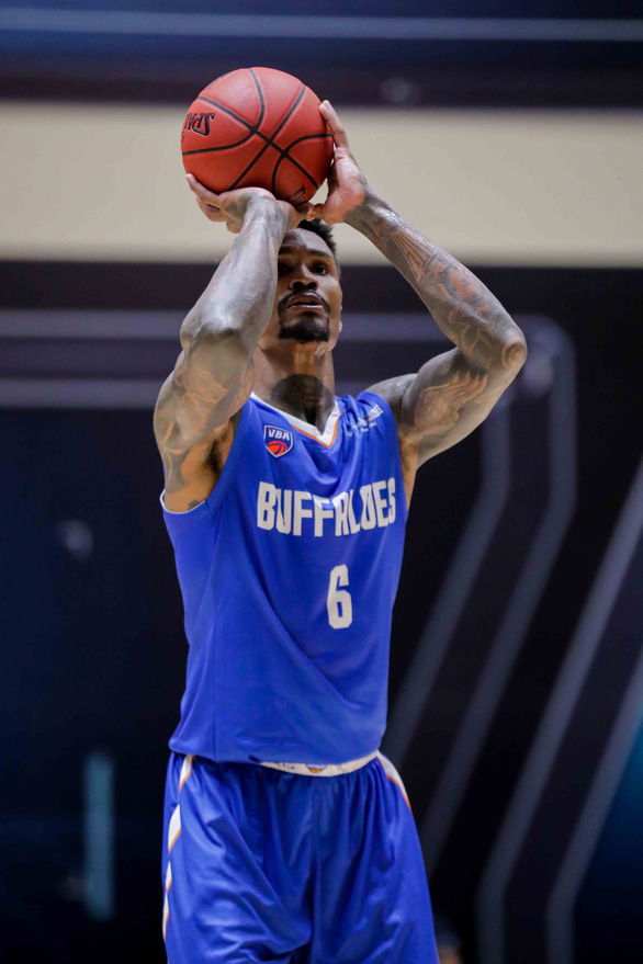 Hanoi Buffaloes’ center Mike Bell. Photo: Vietnam Professional Basketball League