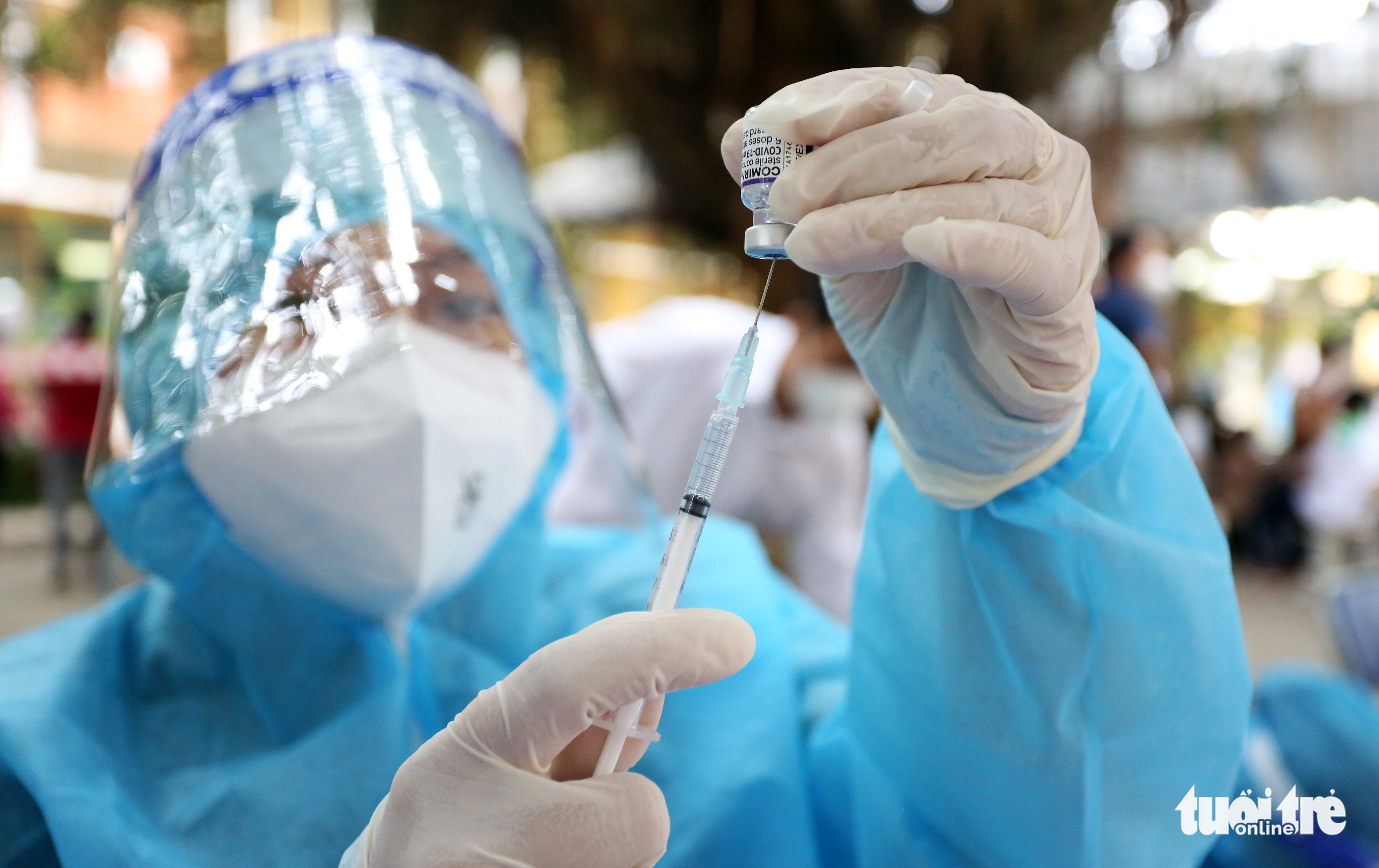 A health worker prepares to inoculate a student with the Pfizer-BioNTech COVID-19 vaccine in Cu Chi District, Ho Chi Minh City, October 27, 2021. Photo: Duyen Phan / Tuoi Tre