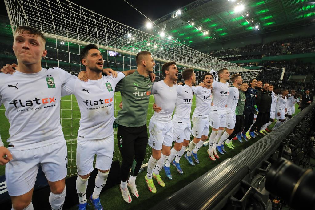 Soccer Football - DFB Cup - Second Round - Borussia Moenchengladbach v Bayern Munich - Borussia-Park, Moenchengladbach, Germany - October 27, 2021 Borussia Moenchengladbach players celebrate after the match. Photo: Reuters