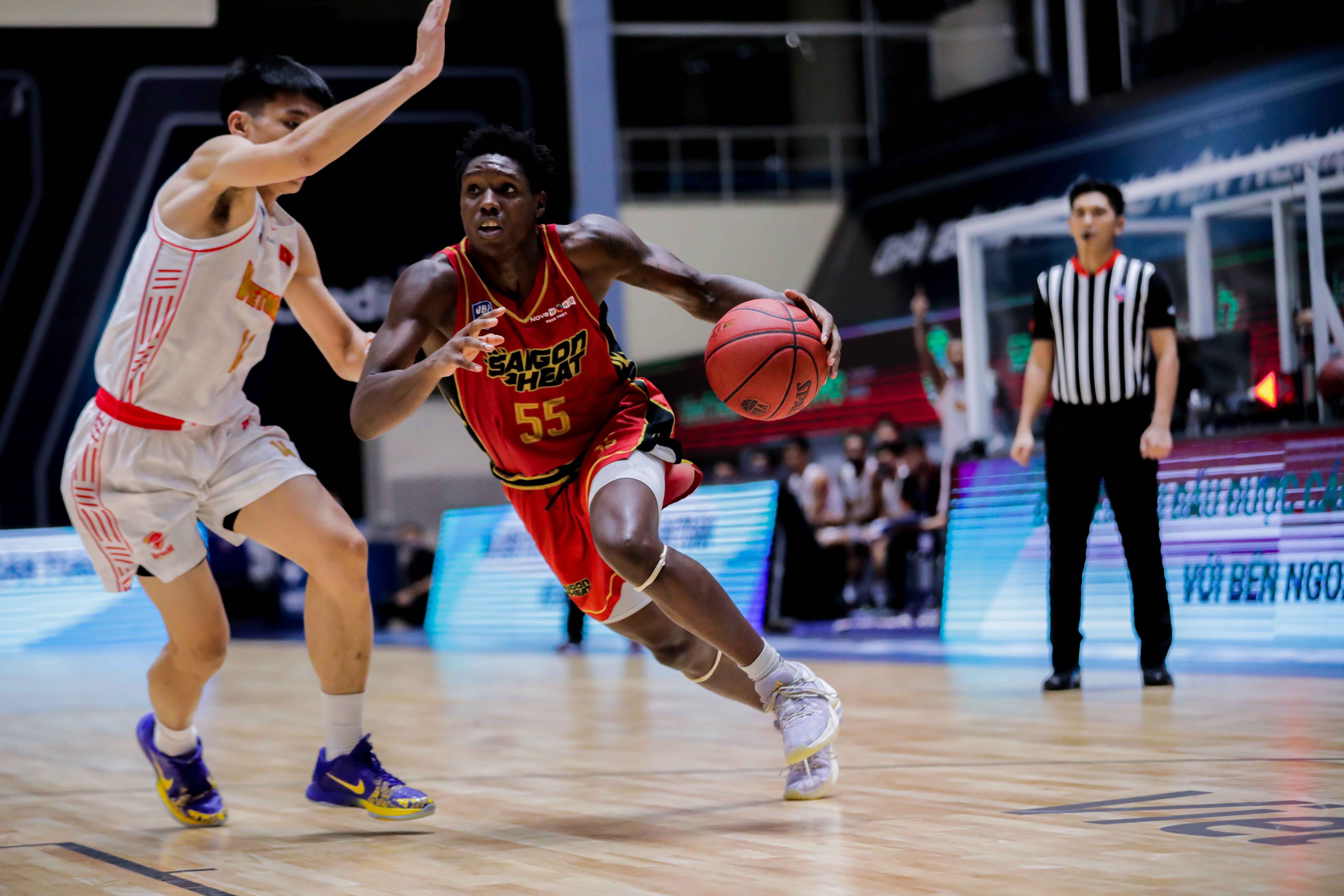 Saigon Heat’s Daquan Bracey (R). Photo: VBA