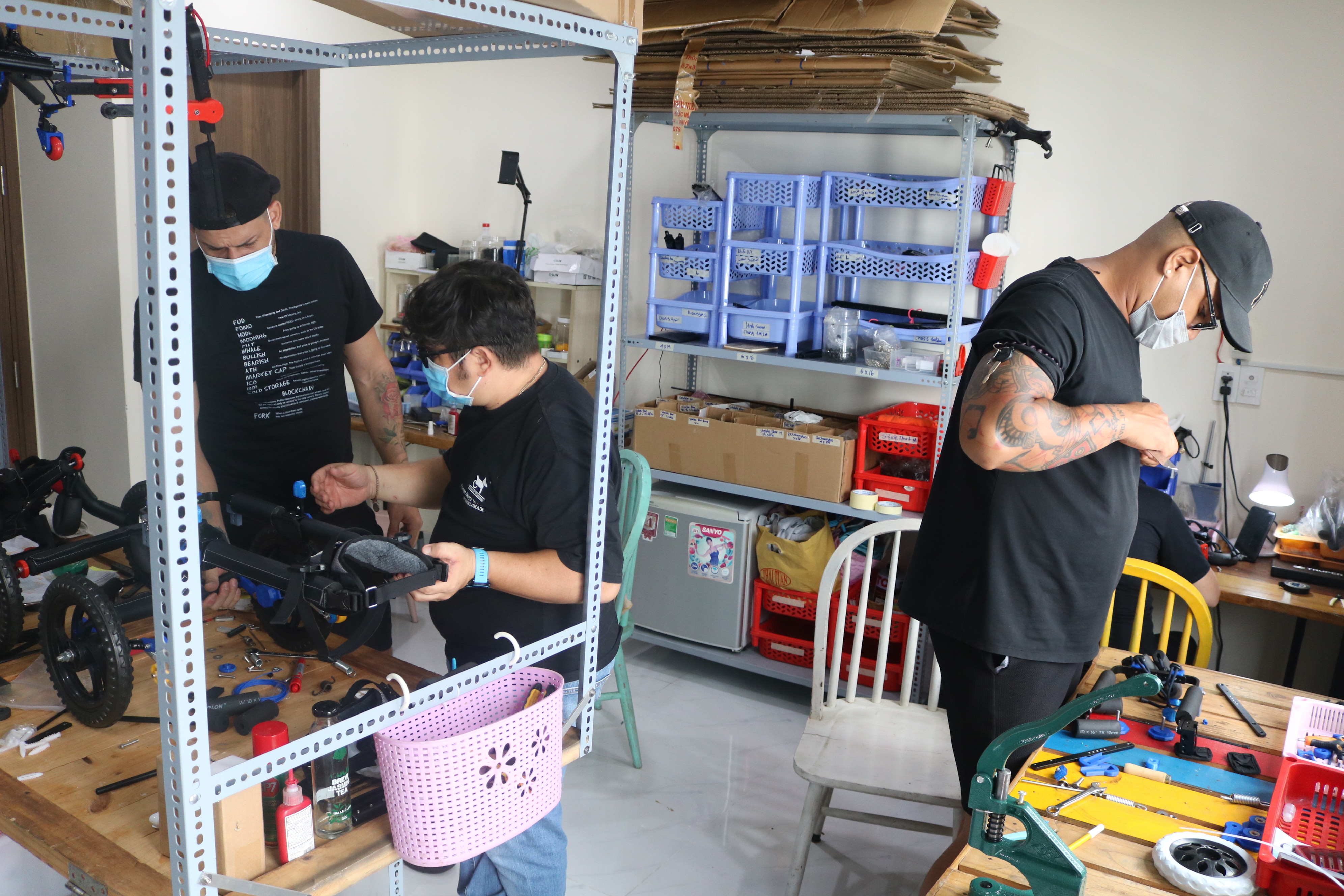 Colombian Oscar Fernando Ruiz Bonilla (center) is seen at his workshop of making wheelchairs for dogs in Ho Chi Minh City’s District 9 in a photo taken on October 19, 2021. Photo: Hoang An / Tuoi Tre
